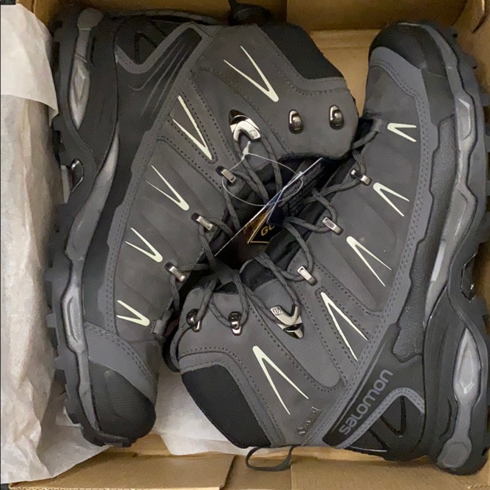 Salomon women’s hiking boot goretex NWT